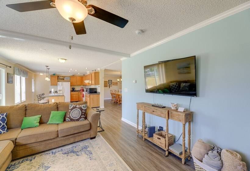 Family Home + Fire Pit & Deck, 11 Miles To Beach!