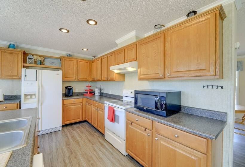 Family Home + Fire Pit & Deck, 11 Miles To Beach!