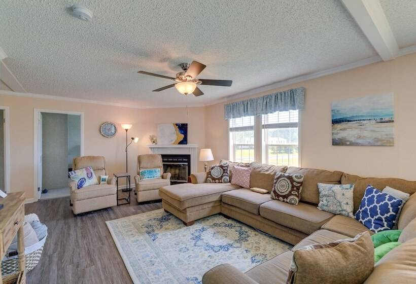 Family Home + Fire Pit & Deck, 11 Miles To Beach!