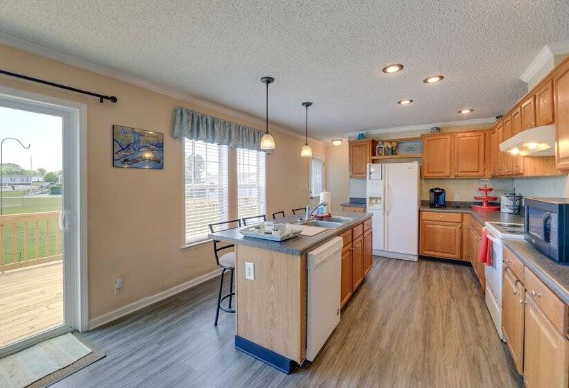 Family Home + Fire Pit & Deck, 11 Miles To Beach!