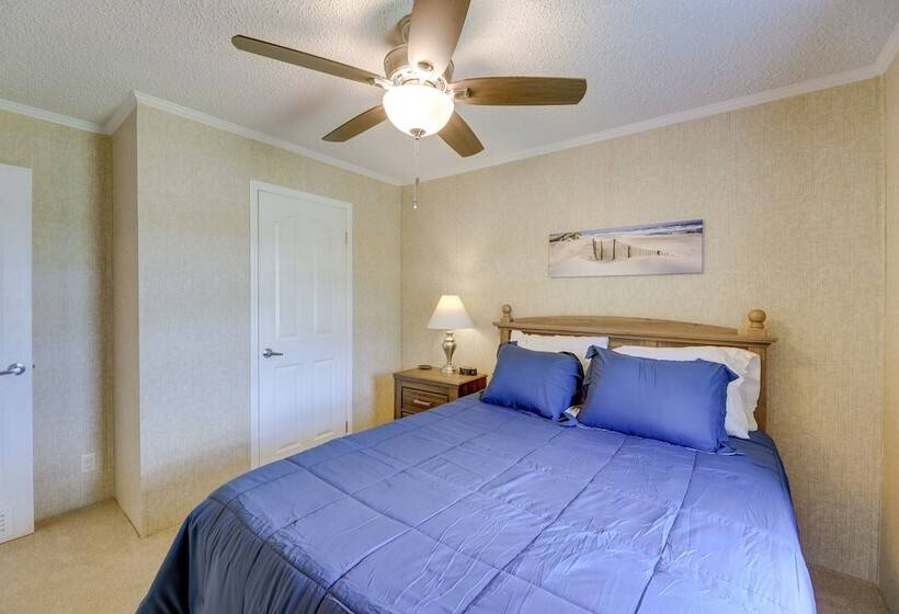 Family Home + Fire Pit & Deck, 11 Miles To Beach!