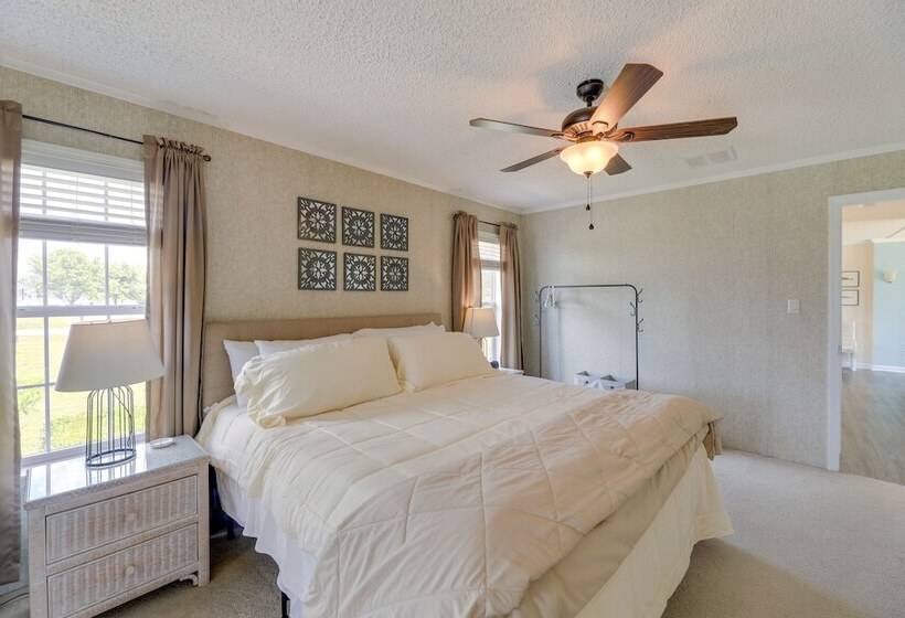 Family Home + Fire Pit & Deck, 11 Miles To Beach!