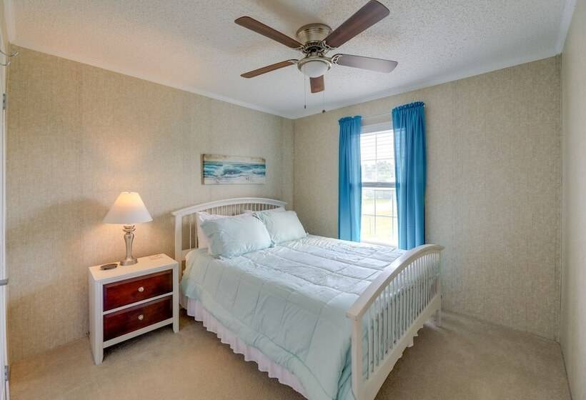 Family Home + Fire Pit & Deck, 11 Miles To Beach!