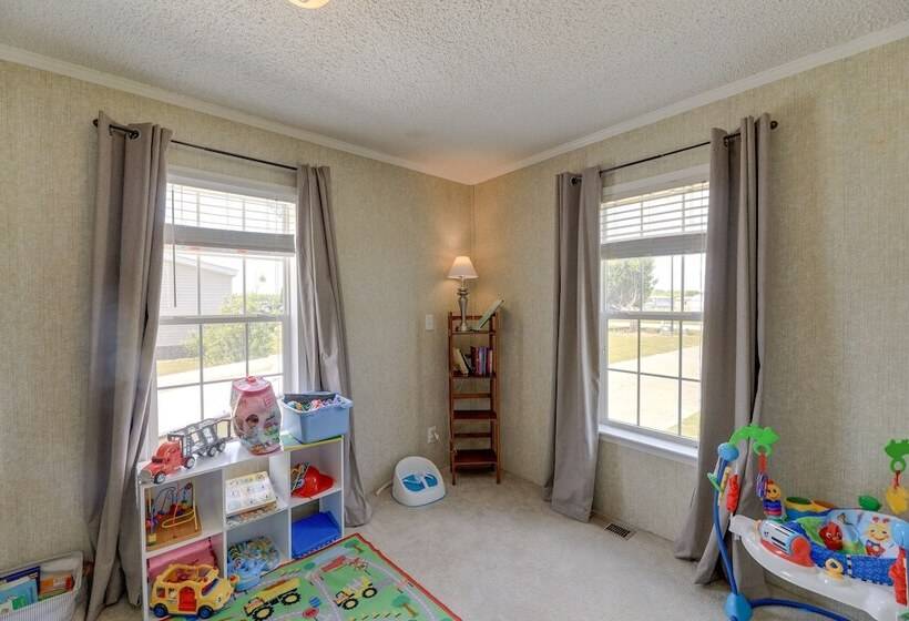 Family Home + Fire Pit & Deck, 11 Miles To Beach!