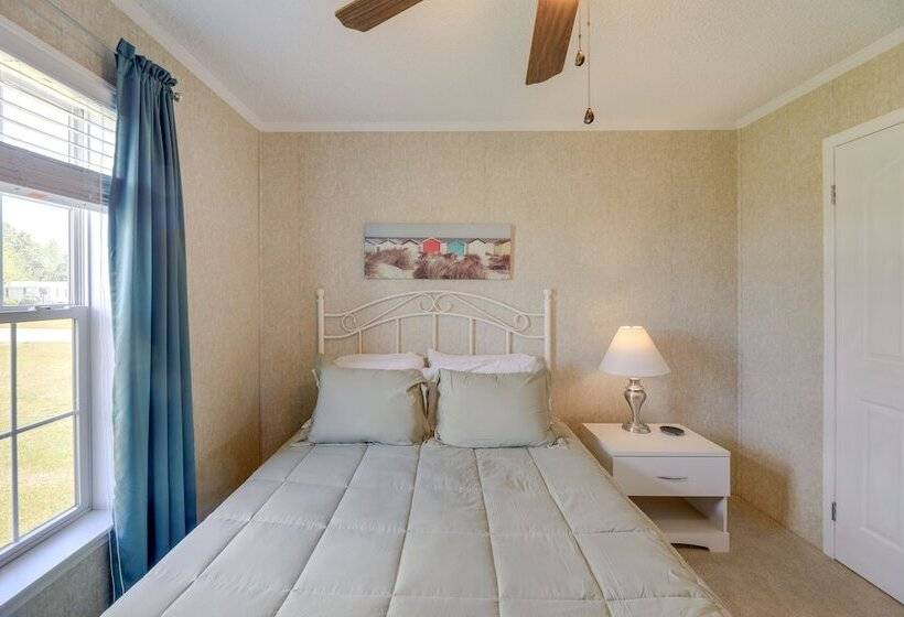 Family Home + Fire Pit & Deck, 11 Miles To Beach!