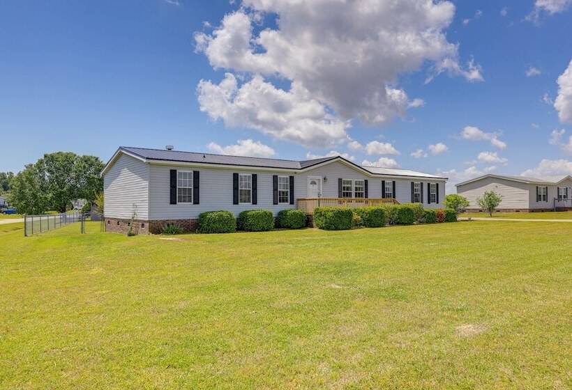 Family Home + Fire Pit & Deck, 11 Miles To Beach!