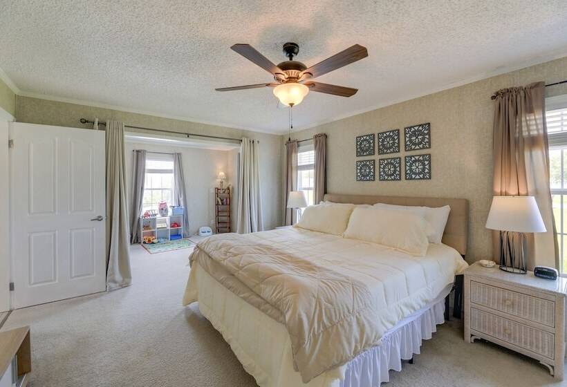 Family Home + Fire Pit & Deck, 11 Miles To Beach!