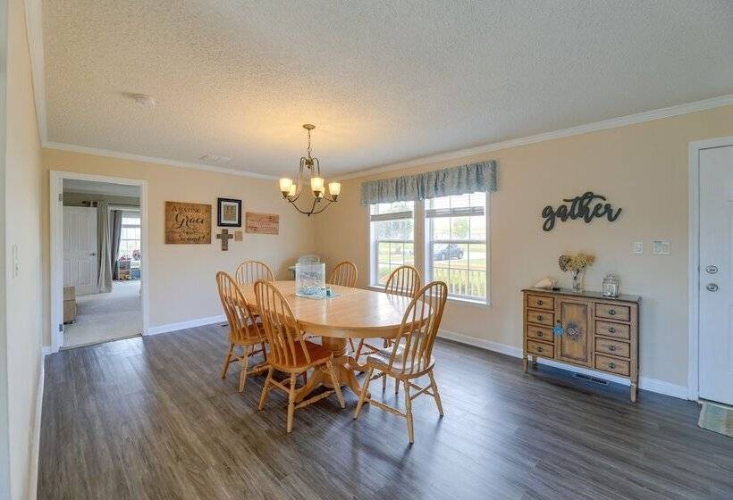 Family Home + Fire Pit & Deck, 11 Miles To Beach!