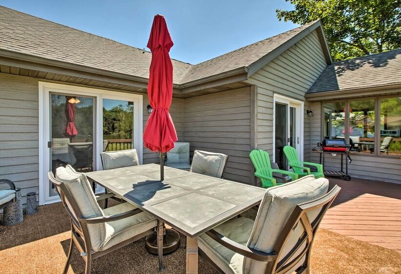 Family Home W/ Deck, Yard, Dock On Rock River