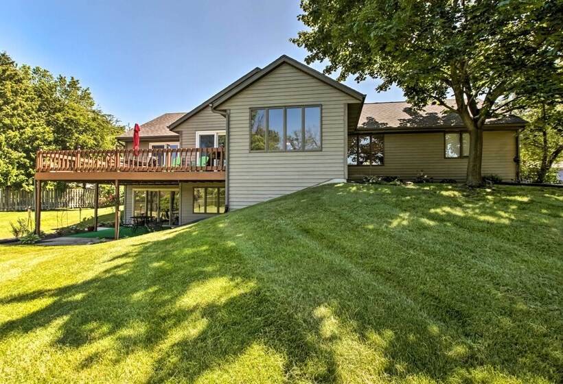 Family Home W/ Deck, Yard, Dock On Rock River