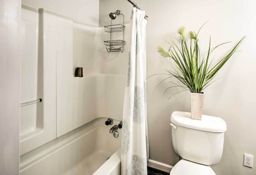 Family Home W/ Deck, Yard, Dock On Rock River