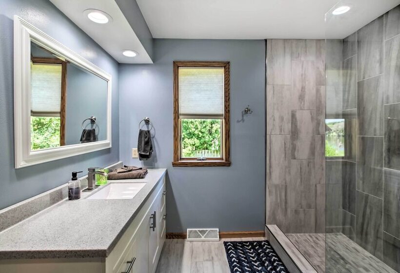 Family Home W/ Deck, Yard, Dock On Rock River