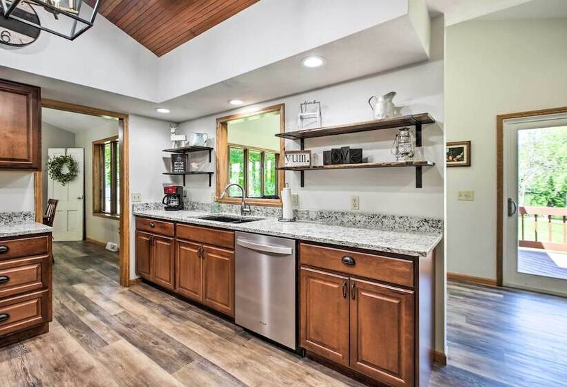 Family Home W/ Deck, Yard, Dock On Rock River