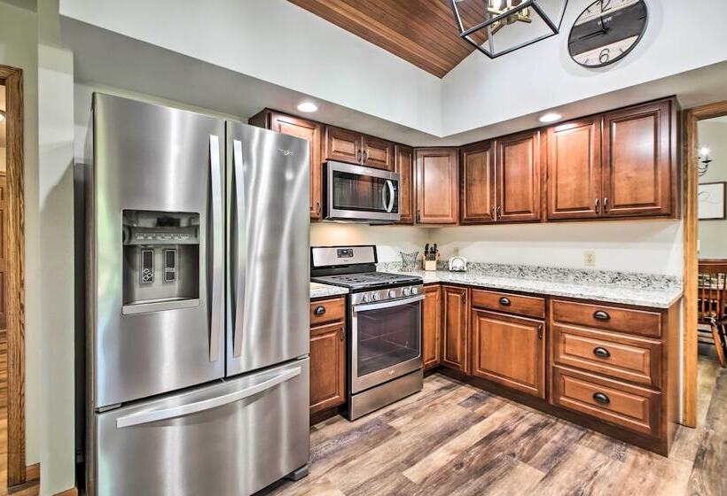 Family Home W/ Deck, Yard, Dock On Rock River