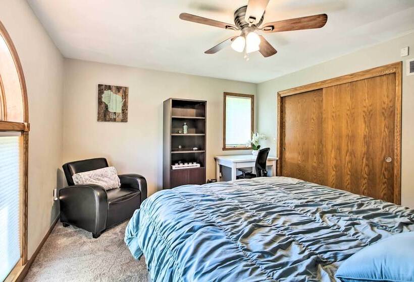 Family Home W/ Deck, Yard, Dock On Rock River