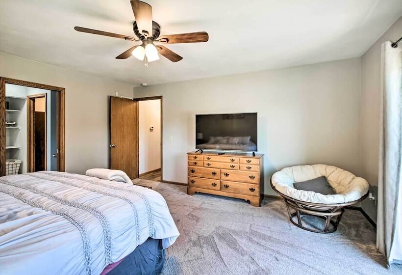 Family Home W/ Deck, Yard, Dock On Rock River