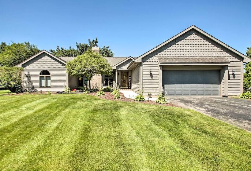 Family Home W/ Deck, Yard, Dock On Rock River