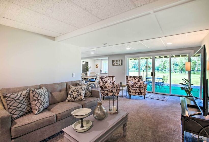 Family Home W/ Deck, Yard, Dock On Rock River