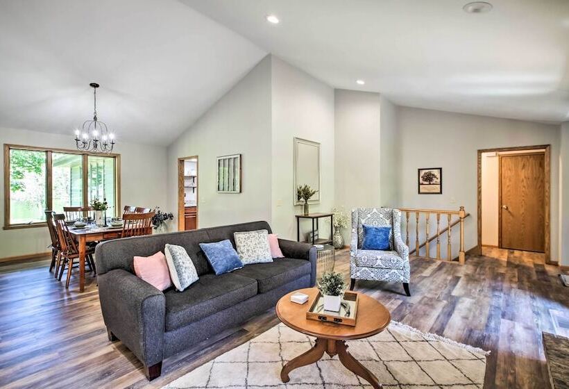 Family Home W/ Deck, Yard, Dock On Rock River