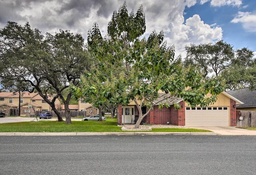 Family Retreat ~ 1 Mi To Hill Country Mile!