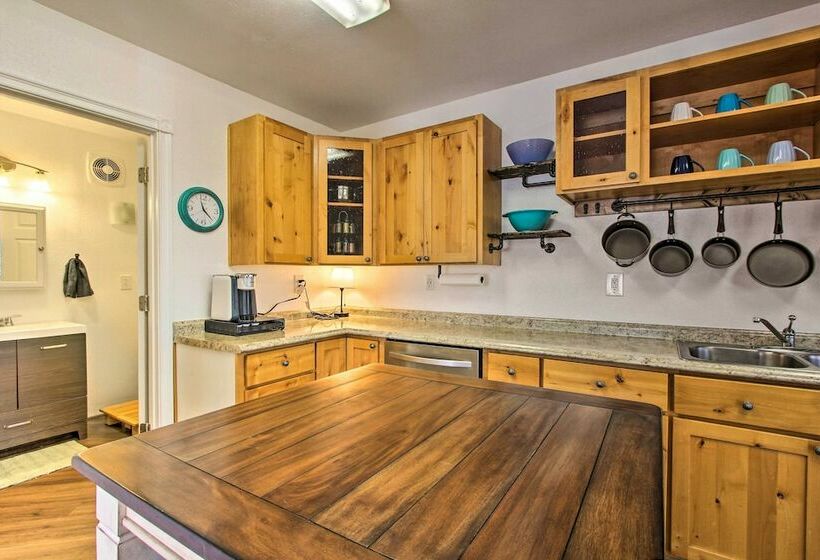 Fox Cottage    Quiet Escape W/ Private Deck!