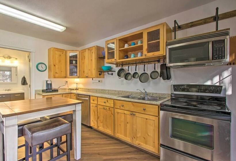 Fox Cottage    Quiet Escape W/ Private Deck!