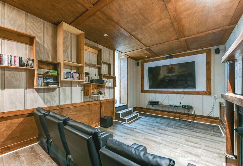 Gatlinburg Cabin W/ Indoor Hot Tub & Game Room!