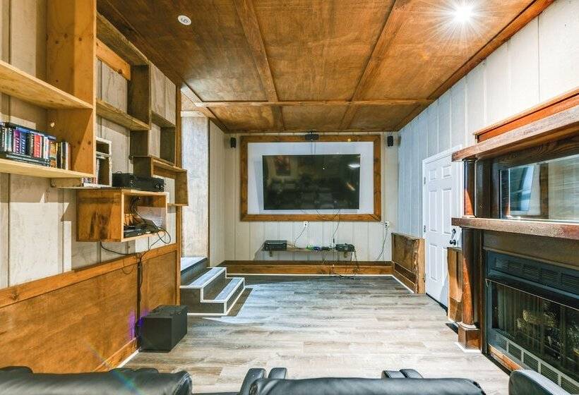 Gatlinburg Cabin W/ Indoor Hot Tub & Game Room!