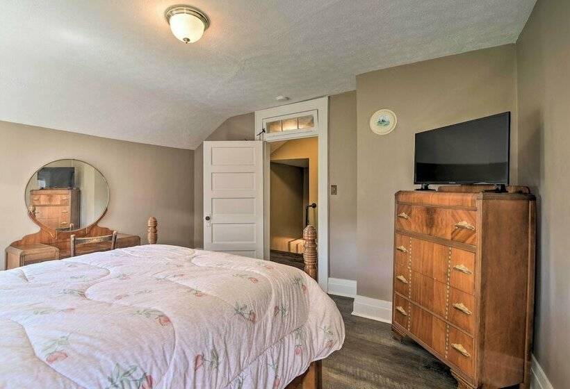 Glasgow Home W/ Porch: Close To Lake & Caves!