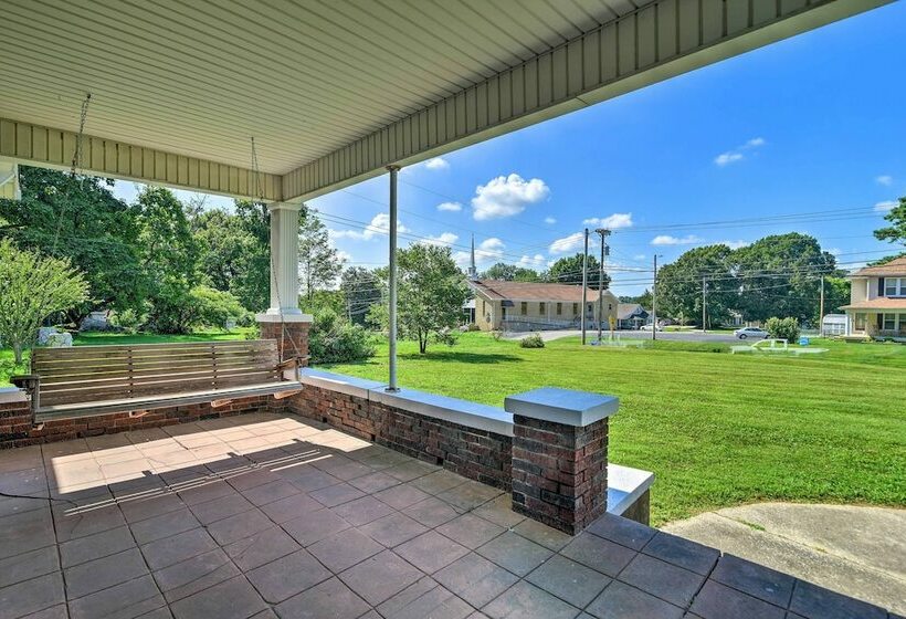 Glasgow Home W/ Porch: Close To Lake & Caves!