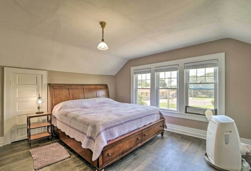 Glasgow Home W/ Porch: Close To Lake & Caves!