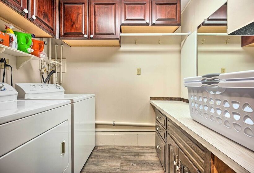 Gorgeous Bremen Home With Lake Access & Yard!