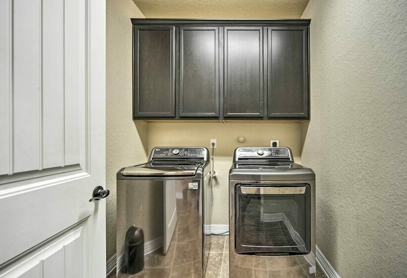 Gorgeous Family Home W/ Yard Near Seaworld!