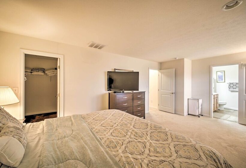 Greenwood Home ~15 Mi To Indianapolis!