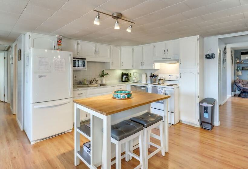 Happy Place By The Lake W/ Fire Pit: Walk To Beach