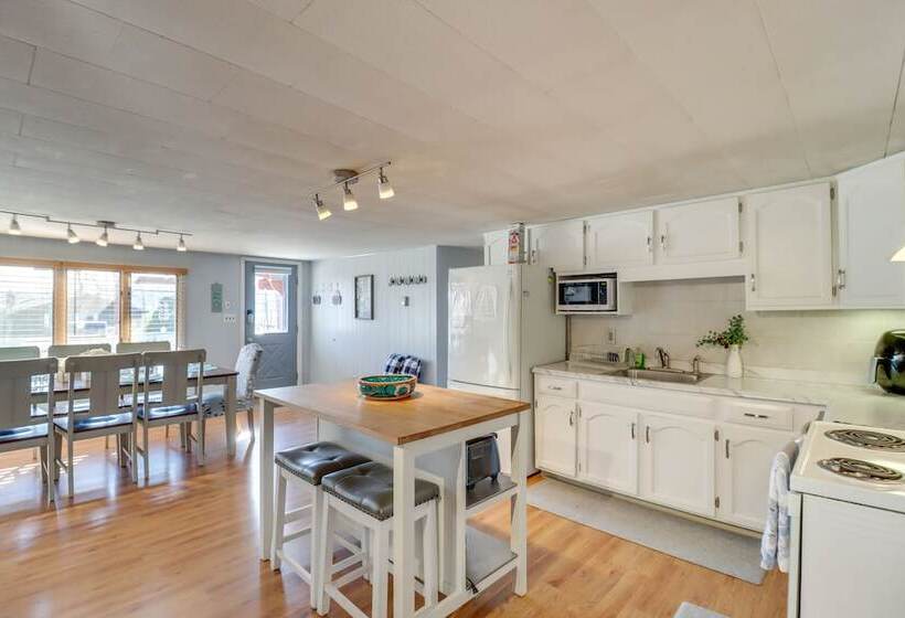 Happy Place By The Lake W/ Fire Pit: Walk To Beach