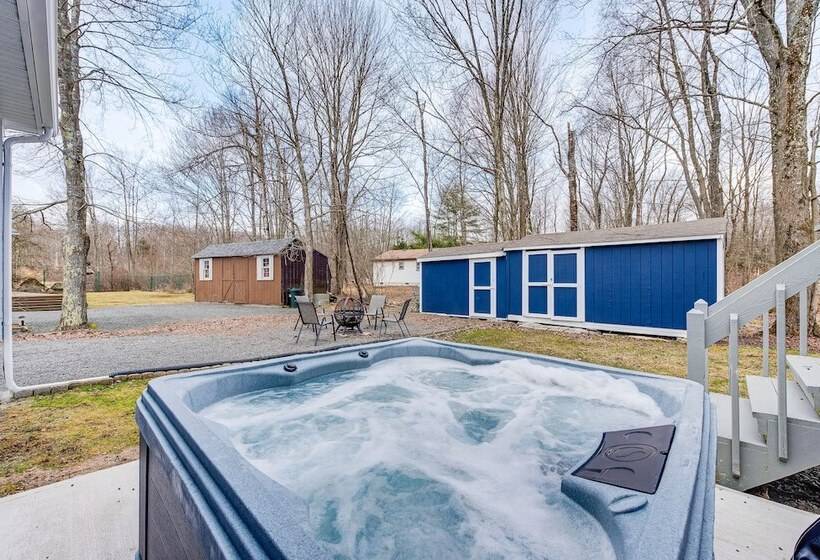 Happy Place By The Lake W/ Fire Pit: Walk To Beach