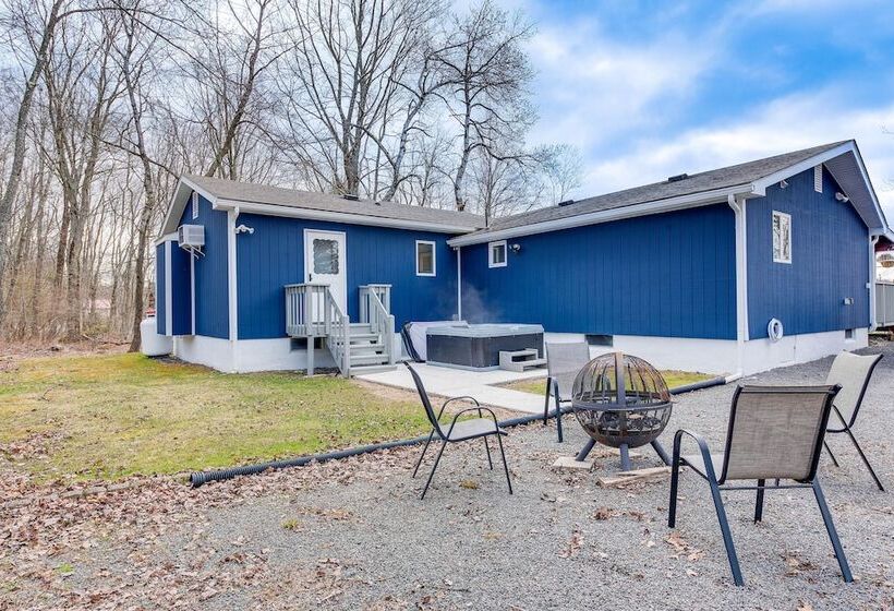 Happy Place By The Lake W/ Fire Pit: Walk To Beach