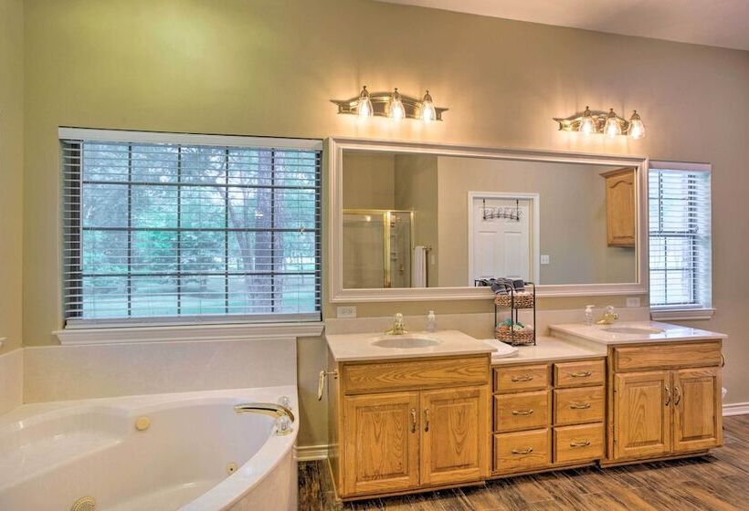 Happy Trails Hideout W/ New Bunk House & Hot Tub!