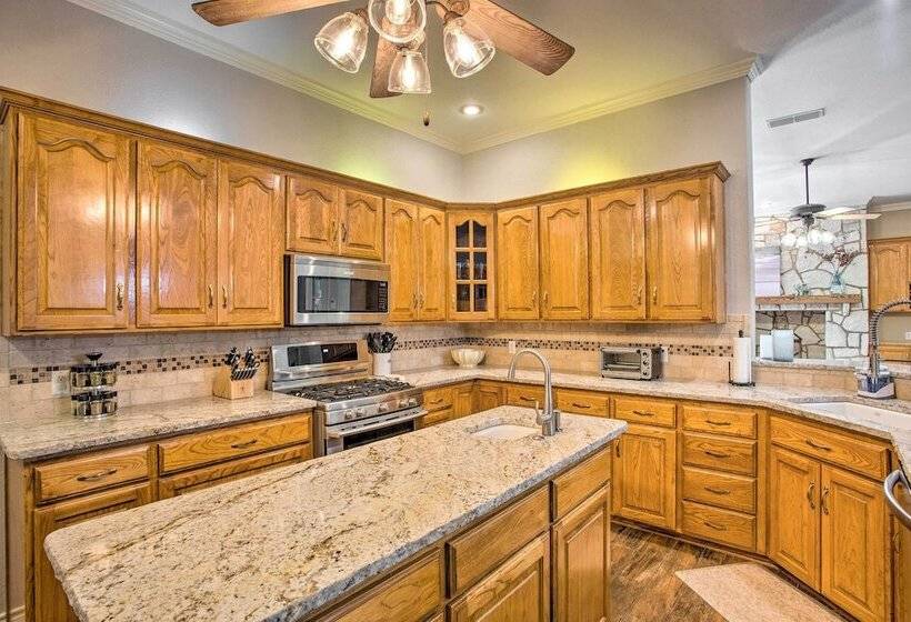 Happy Trails Hideout W/ New Bunk House & Hot Tub!