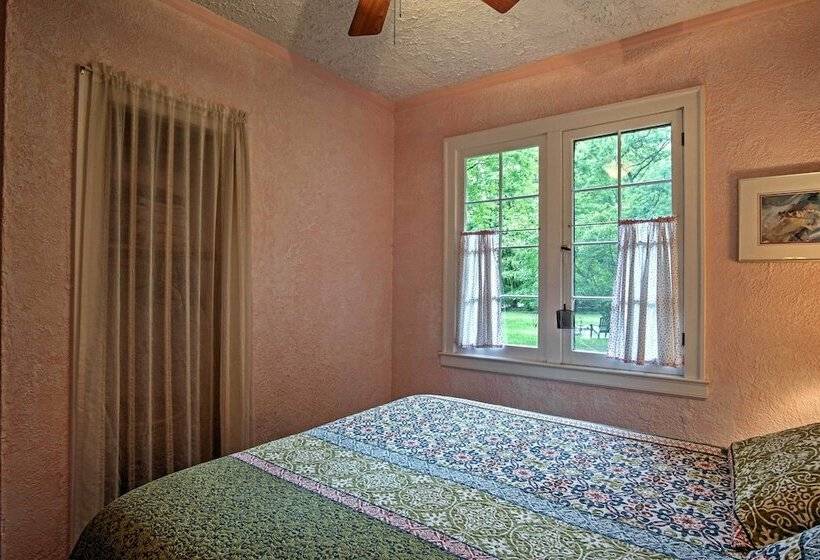 Harbert Cottage W/ Fire Pit: Half Mile To Beach!