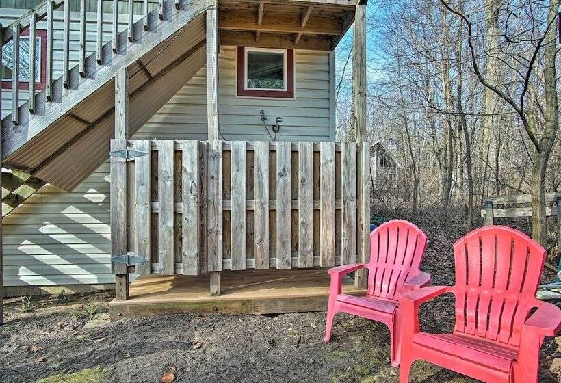 Harbert Cottage W/ Fire Pit: Half Mile To Beach!