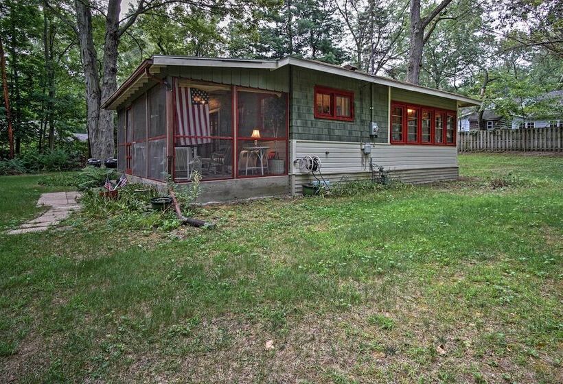 Harbert Cottage W/ Fire Pit: Half Mile To Beach!