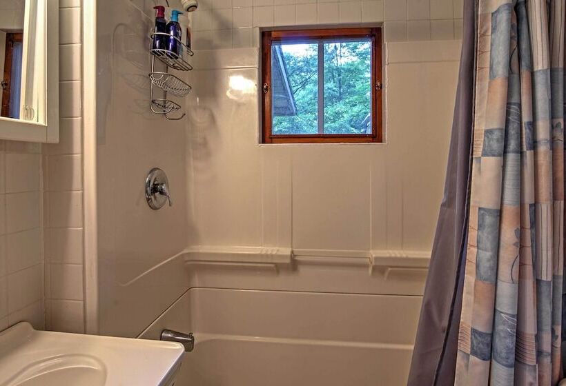 Harbert Cottage W/ Fire Pit: Half Mile To Beach!