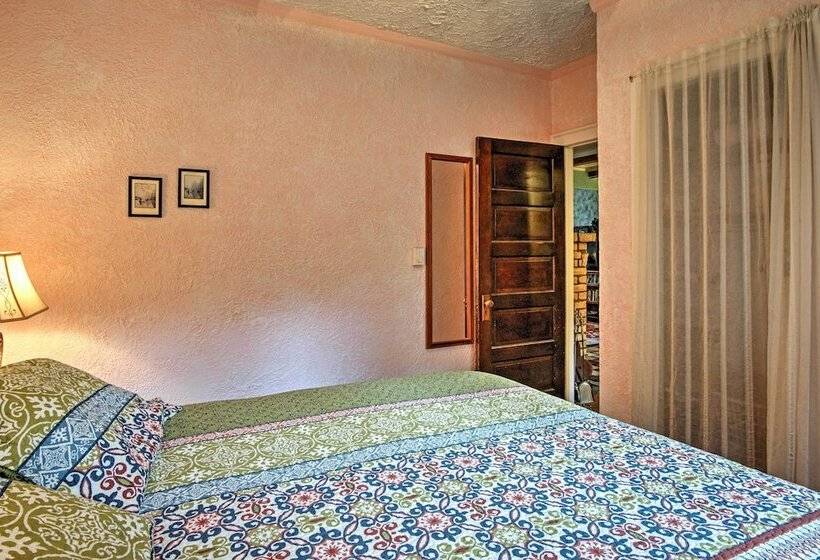 Harbert Cottage W/ Fire Pit: Half Mile To Beach!