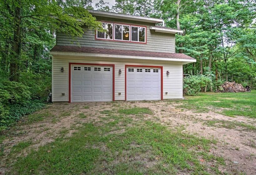 Harbert Cottage W/ Fire Pit: Half Mile To Beach!