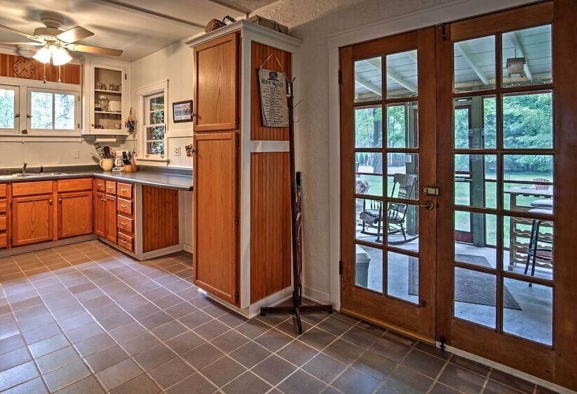 Harbert Cottage W/ Fire Pit: Half Mile To Beach!