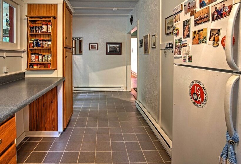 Harbert Cottage W/ Fire Pit: Half Mile To Beach!