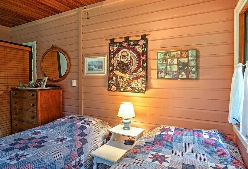 Harbert Cottage W/ Fire Pit: Half Mile To Beach!