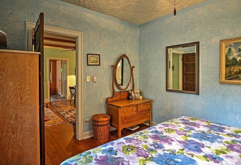 Harbert Cottage W/ Fire Pit: Half Mile To Beach!